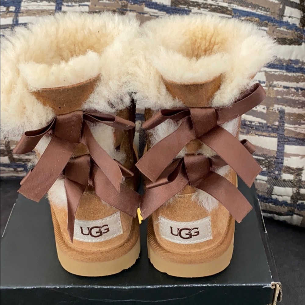 Toddlers Bow tie Ugg’s - Picture 1 of 3